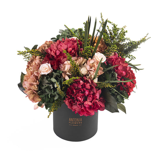 Composizione Florever Fragrant Fields con ortensie e fiori stabilizzati nei toni rosa, cipria e verde