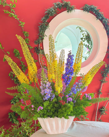 Antonia Flowers Roma – Composizione floreale gialla e blu per evento