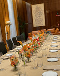 Antonia Flowers Roma, mise en place per evento con calle arancio, composizioni floreali dai toni caldi e tavola elegante