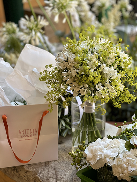 Bouquet bianco e verde con packaging Antonia Flowers Roma