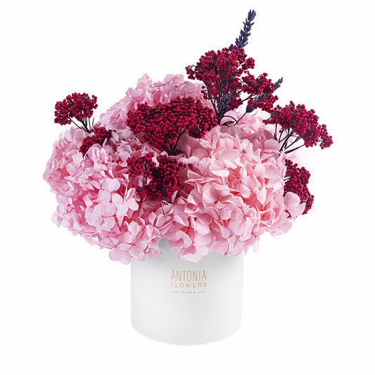 Composizione Florever Blushing Beauty con ortensie rosa e fiori stabilizzati bordeaux