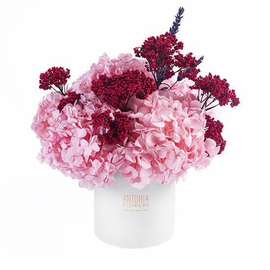 Composizione Florever Blushing Beauty con ortensie rosa e fiori stabilizzati bordeaux