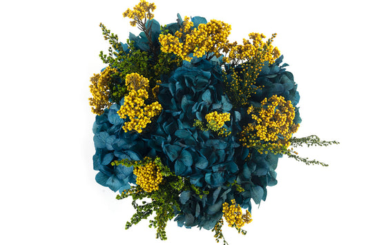 Composizione Florever con ortensie blu e fiori stabilizzati gialli