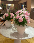 Antonia Flowers Roma, composizioni floreali con peonie rosa e verde decorativo in vasi chiari su tavolo in marmo