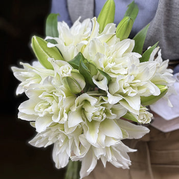 Bouquet da sposa con lilium bianchi a fiore doppio