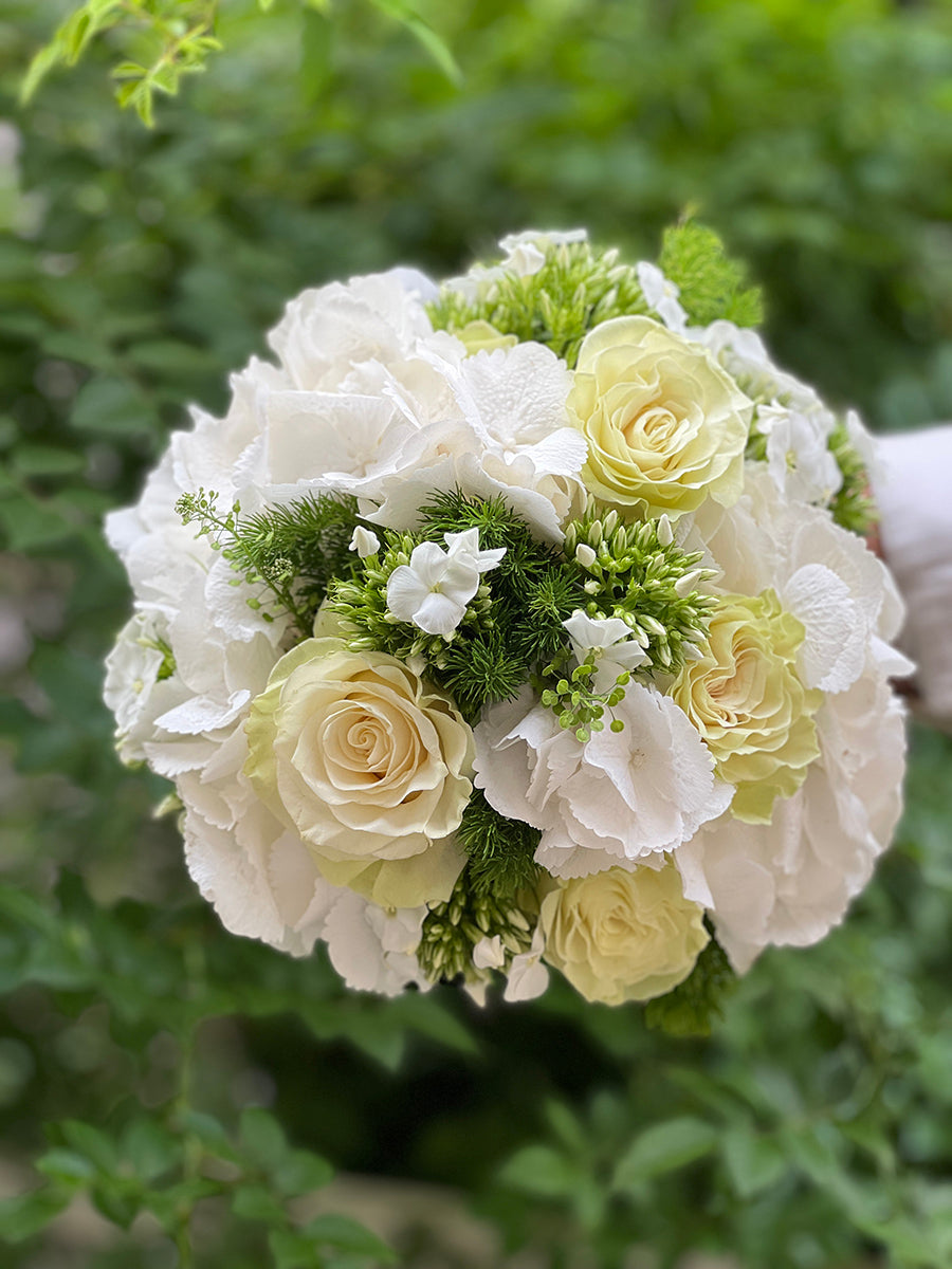 Bouquet da sposa bianco con rose, ortensie e fiori verdi
